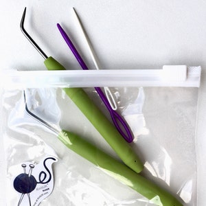 Knitting Loom Hook Set of 2 Green Soft-Grip Hooks + 2 Wool Needles