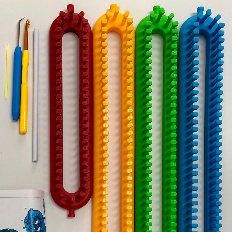 Pu&ograve; includere: Un kit artigianale con quattro telai per maglieria colorati: rosso, giallo, verde e blu. Il kit include anche uncinetti, un ago da lana e uno strumento per maglieria bianco. I telai sono a forma di U con pioli per tenere il filo.