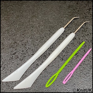 Knitting Loom Hook Set of 2 Long Handle Hooks. White (KnitUK)