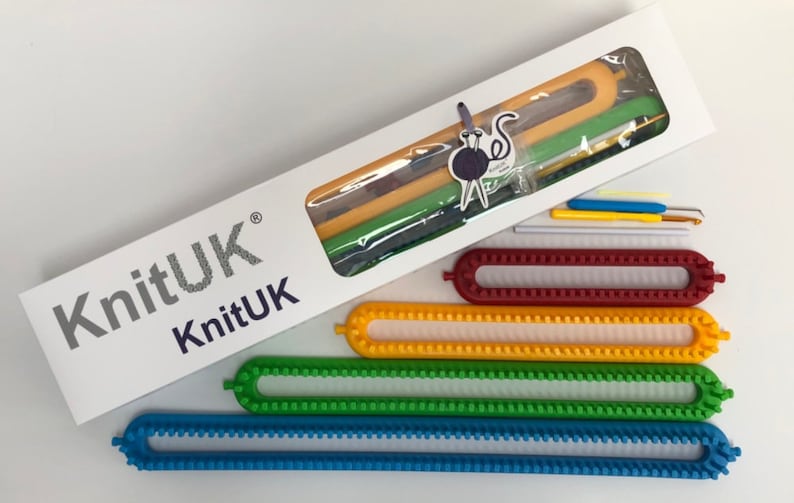 Pu&ograve; includere: Una collezione di telai per maglieria KnitUK in vari colori, tra cui blu, verde, giallo e rosso. Il set include una scatola bianca con il logo KnitUK e diversi strumenti per lavorare a maglia. I telai sono in plastica e progettati per progetti di maglieria.