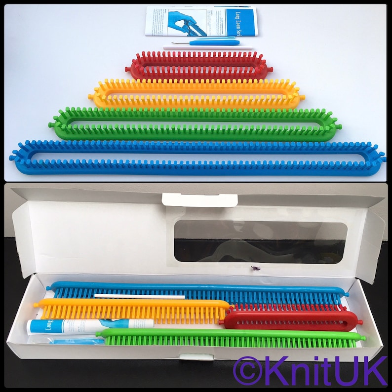 Pu&ograve; includere: Un set di telai per maglieria con cinque telai rettangolari colorati in blu, verde, giallo, arancione e rosso. Il set include una scatola bianca con una finestra trasparente, uno strumento blu e le istruzioni. I telai sono disposti a forma di piramide.