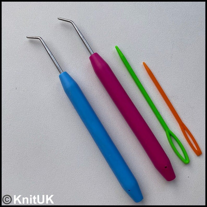 K&ouml;nnte beinhalten: Vier H&auml;kelnadeln in verschiedenen Farben: blau, pink, gr&uuml;n und orange. Die H&auml;kelnadeln sind aus Metall und Kunststoff.
