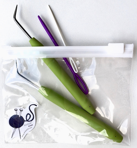 Knitting Loom Hook Set of 2 Green Soft-Grip Hooks + 2 Wool Needles