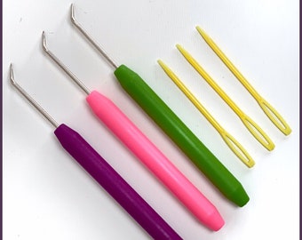 Juego de 3 ganchos para telar de punto. Púas de telar y agujas de lana en morado, rosa y verde.