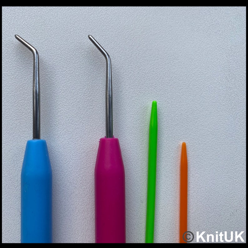 K&ouml;nnte beinhalten: Vier H&auml;kelnadeln, zwei mit blauen, rosa und gr&uuml;nen Griffen und zwei mit gr&uuml;nen und orangen Griffen. Die H&auml;kelnadeln sind aus Metall und haben eine gebogene Spitze.
