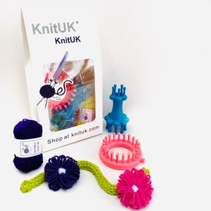 Puede incluir: Una caja blanca con el texto "KnitUK" en ella. La caja contiene un conjunto de telares de tejido de punto de colores, hilo y agujas. La caja también tiene el texto "Shop at knituk.com".