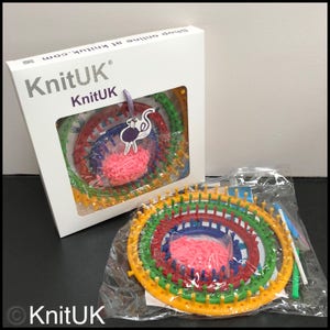 Puede incluir: Un conjunto de cuatro telares circulares de colores en una bolsa de pl&aacute;stico. Los telares son amarillos, verdes, rojos y azules. Se incluye una peque&ntilde;a bolsa de agujas de tejer rosas.