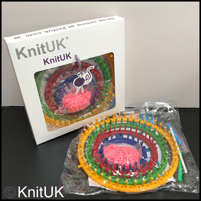 Puede incluir: Un conjunto de cuatro telares circulares de colores en una bolsa de pl&aacute;stico. Los telares son amarillos, verdes, rojos y azules. Se incluye una peque&ntilde;a bolsa de agujas de tejer rosas.