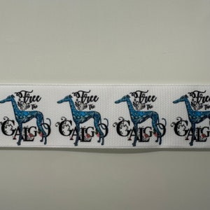 Op de afbeelding: Wit lint met een herhalend patroon van blauwe en witte gestileerde windhonden met de tekst "Free the Galgo" in zwart gedrukt.
