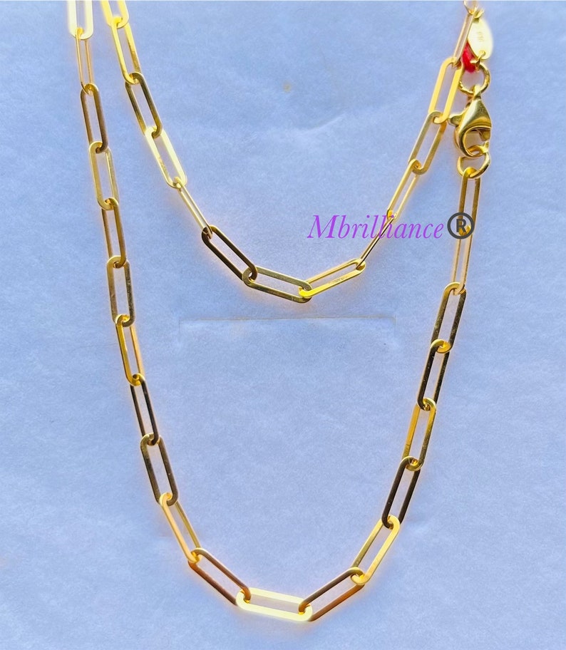 Puede incluir: Un collar de cadena de oro con cierre de mosquet&oacute;n. La cadena est&aacute; hecha de eslabones ovalados.