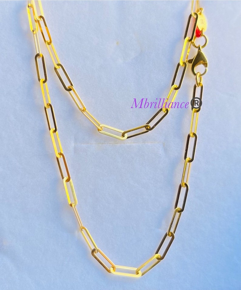 Puede incluir: Un collar de cadena de oro con cierre de mosquet&oacute;n. La cadena est&aacute; hecha de eslabones ovalados.