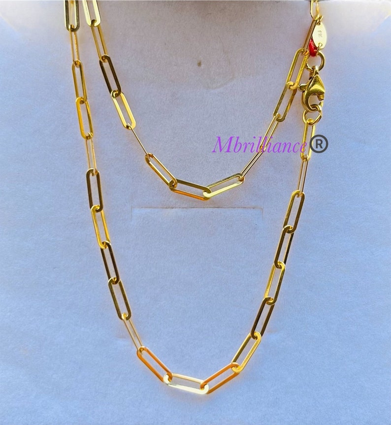 Puede incluir: Un collar de cadena de oro con cierre de mosquet&oacute;n. La cadena est&aacute; hecha de eslabones ovalados.