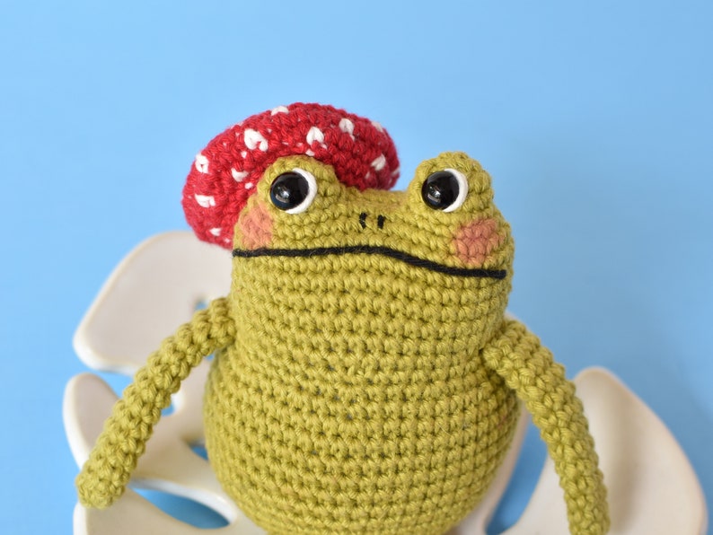 Fancy Frog Crochet Pattern Tiny Curl Amigurumi Pattern, Crochet Frog Pattern, Frog Amigurumi Pattern image 3