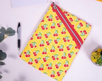 Handgefertigte, gepolsterte Buchhülle mit Kirschen - Hemingway Pouch in 2 Größen