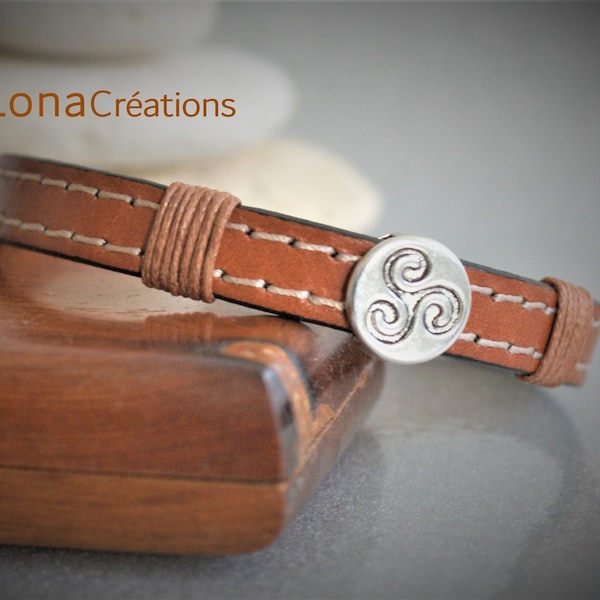 Men's camel leather bracelet with stitching, clasp and Breton triskel loop in zamak