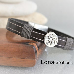 Bracelet homme cuir brun foncé avec coutures, fermoir et passant triskel breton en zamak argenté image 8