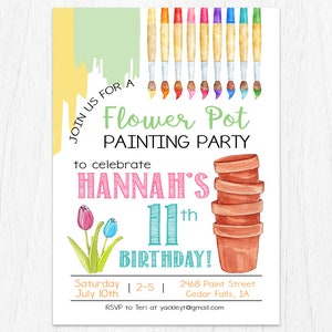 Puede incluir: Invitación a una fiesta de pintura de macetas para celebrar el 11 cumpleaños de Hannah. La invitación presenta una ilustración de acuarela de pinceles, macetas y tulipanes. La fiesta es el sábado 10 de julio de 2 a 5 en 2468 Paint Street, Cedar Falls, IA. RSVP a Teri en yackleyt@gmail.com.