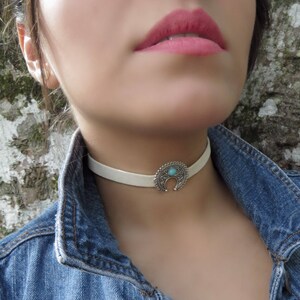 Boho Türkis Choker, Boho Halskette, Wildleder Choker, Halbmond Choker, Halbmond Choker, Choker Halskette, minimalistischer Choker, Chokers