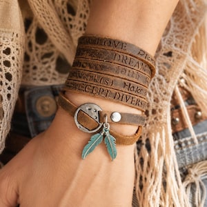 Pulseira de couro com amarração, pulseira de couro com amarração, joias em estilo nativo americano, pulseira de penas, pulseira boho, pulseira marrom, joias boho