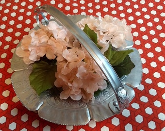 Bandeja de aluminio, Bandeja de metal redonda vintage con asa, Bandeja de aluminio en relieve vintage, Bandeja de aluminio forjada a mano, Gran regalo del Día de la Madre