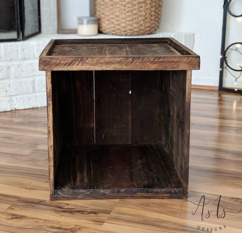 Peut inclure: Une bo&icirc;te de rangement en bois brun fonc&eacute; avec un couvercle. La bo&icirc;te est faite de bois de r&eacute;cup&eacute;ration et a un aspect rustique. La bo&icirc;te est vide et pr&ecirc;te &agrave; &ecirc;tre remplie d'objets.