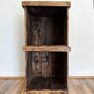 Peut inclure: Une &eacute;tag&egrave;re en bois avec deux &eacute;tag&egrave;res ouvertes. Les &eacute;tag&egrave;res sont en bois de r&eacute;cup&eacute;ration et ont une teinte brun fonc&eacute;. L'&eacute;tag&egrave;re est pos&eacute;e sur un sol en bois.