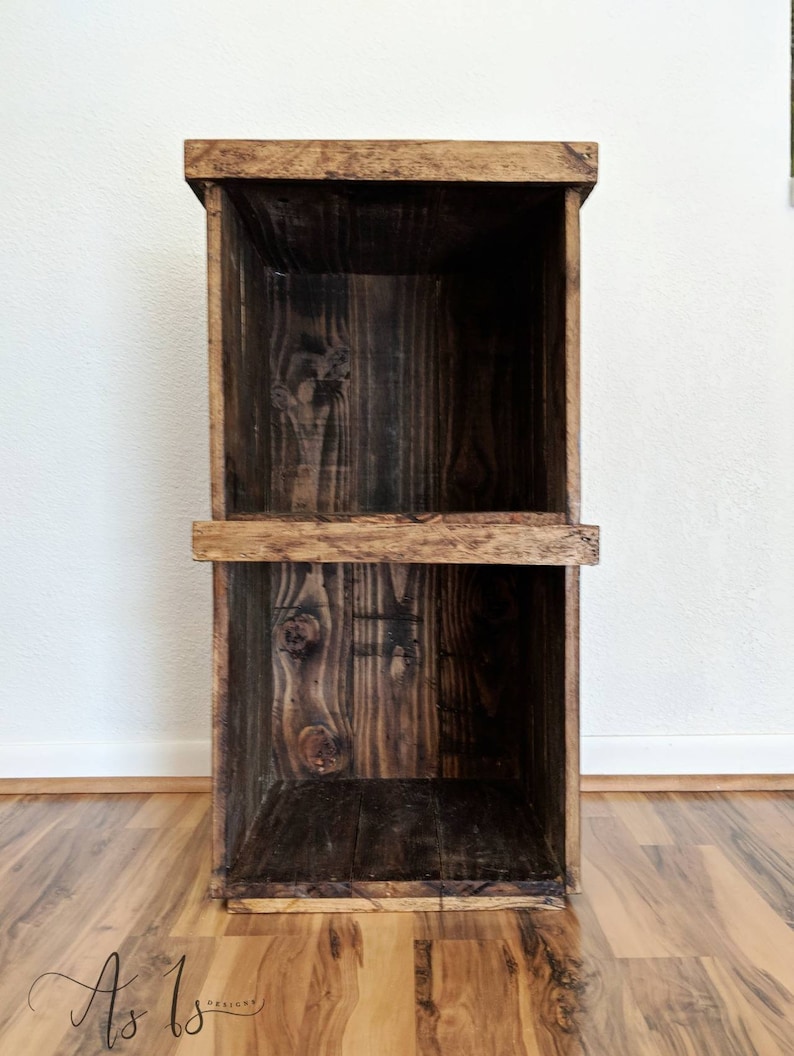 Peut inclure: Une &eacute;tag&egrave;re en bois avec deux &eacute;tag&egrave;res ouvertes. Les &eacute;tag&egrave;res sont en bois de r&eacute;cup&eacute;ration et ont une teinte brun fonc&eacute;. L'&eacute;tag&egrave;re est pos&eacute;e sur un sol en bois.