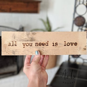 Bord van teruggewonnen hout: alles wat je nodig hebt is een liefdescitaat, rustiek huisdecor