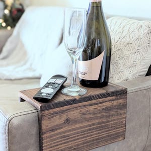 Tacka na podłokietnik z odzyskanego drewna: rustykalny stolik kawowy