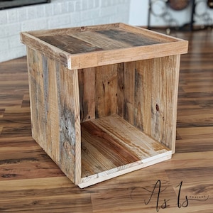 Peut inclure: Une bo&icirc;te de rangement carr&eacute;e en bois avec un couvercle. La bo&icirc;te est faite de bois de r&eacute;cup&eacute;ration avec une finition naturelle. La bo&icirc;te est vide et a un int&eacute;rieur en bois clair.