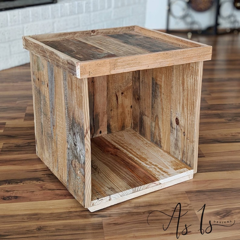Peut inclure: Une bo&icirc;te de rangement carr&eacute;e en bois avec un couvercle. La bo&icirc;te est faite de bois de r&eacute;cup&eacute;ration avec une finition naturelle. La bo&icirc;te est vide et a un int&eacute;rieur en bois clair.