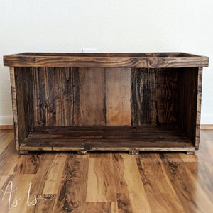 Peut inclure: Une bo&icirc;te de rangement en bois rustique de forme rectangulaire avec une finition en bois naturel. La bo&icirc;te a un design simple sans quincaillerie ou embellissements visibles. La bo&icirc;te est vide et pr&ecirc;te &agrave; &ecirc;tre remplie d'objets.