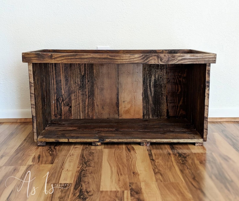 Peut inclure: Une bo&icirc;te de rangement en bois rustique de forme rectangulaire avec une finition en bois naturel. La bo&icirc;te a un design simple sans quincaillerie ou embellissements visibles. La bo&icirc;te est vide et pr&ecirc;te &agrave; &ecirc;tre remplie d'objets.