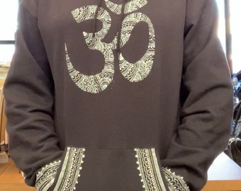 Henna Om Symbol Pullover Hoodie: Fleece Blend, Unisex Fit