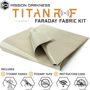 Puede incluir: Un kit de tela gris para bloquear señales de radiofrecuencia. El kit incluye una pieza grande de tela, cinta adhesiva y una tarjeta de instrucciones. El kit está etiquetado como "TITAN RF Faraday Fabric Kit".