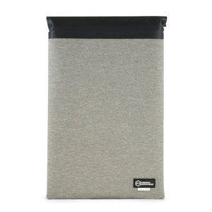 Könnte beinhalten: Graue Laptoptasche mit schwarzem Oberklappen und einem schwarzen Mission Darkness Logo.