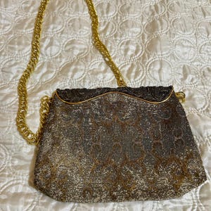 50 年代のヴィンテージ、フランス製、ハンドメイドの Walborg ビーズ イブニング バッグ。ゴールド トーンのチェーン ストラップとメタリックな色合いの複雑なビーズ模様が特徴です。