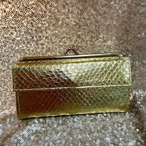 Cartera plegable vintage de vinilo dorado de los años 60 con cierre frontal a presión y cierre de boquilla