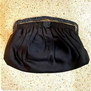 Bolso de satén azul marino de los años 50 de Josef Clutch con detalle de marco de cuentas.