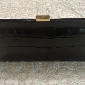 Bolso de hombro Monsac con correa de eslabones de cadena dorada y piel negra.