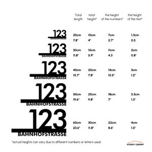 Puede incluir: Un letrero de n&uacute;mero de casa en blanco y negro con los n&uacute;meros 123 y el texto "BAHNHOFSTRASSE" debajo. El letrero se muestra en cinco tama&ntilde;os diferentes con la longitud y la altura totales de cada tama&ntilde;o indicadas en pulgadas y cent&iacute;metros.