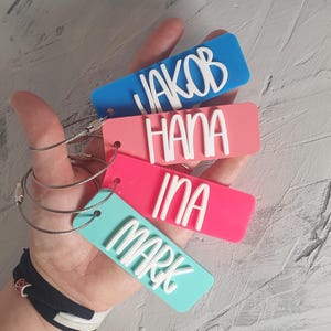 Étiquette de sac personnalisée pour tout-petit, porte-clés prénom en acrylique pour la maternelle, étiquette personnalisée de boîte à lunch d'école, breloque durable pour sac à dos pour enfants