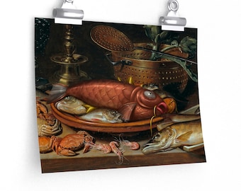 Può includere: Un dipinto di natura morta raffigurante un grande pesce stilizzato color bruno-rossastro al centro di un piatto di ceramica, circondato da pesci più piccoli, granchi e gamberi. Sullo sfondo si vedono uno scolapasta in ottone e un candelabro.