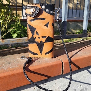 Cartera de piel y piel hecha a mano con cordón de piel.