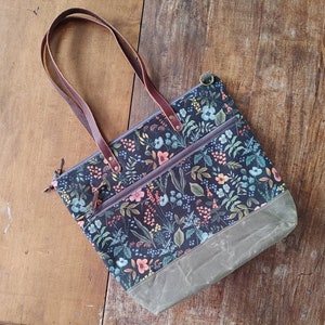 Sac fourre-tout à fermeture éclair en toile de coton et de lin à fleurs avec base en toile cirée et lanières en cuir. Jardin d'herbes aromatiques Rifle Paper Co. Grand sac de projet