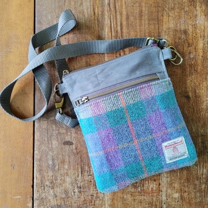 Sac à bandoulière en tweed Harris et toile cirée avec poche zippée sur le devant. Taille parfaite pour votre portefeuille, votre téléphone portable, vos clés et votre passeport.