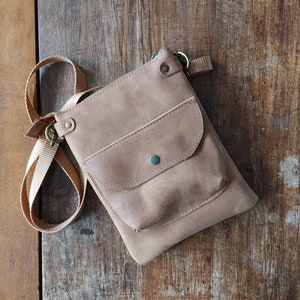 Bolso Bandolera en Piel. Bolsillos en la parte delantera y trasera. Tamaño perfecto para su billetera, celular, llaves, pasaporte y efectivo o tarjetas. Para hombres o mujeres