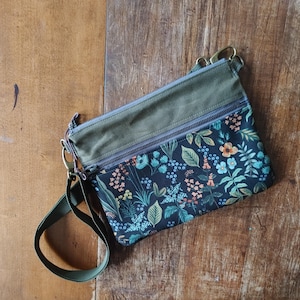 Plus petit sac à main en toile cirée olive et toile de lin de jardin de Rifle Paper Co. Poche zippée, bandoulière. Sac à main parfait de petite taille