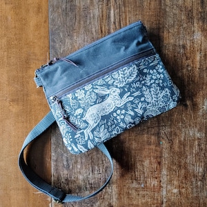 Petit sac à main en toile cirée grise et toile de lin Forest Fable Rifle Paper Co. Poche zippée, bandoulière. Sac à main parfait de petite taille