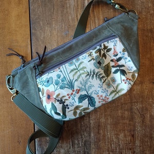 Sac banane de plus grande capacité. Sac banane avec fermeture éclair sur le dessus, poche zippée. Sac à bandoulière, toile cirée olive, jardin de fines herbes en papier pour fusil. Fait main au Canada